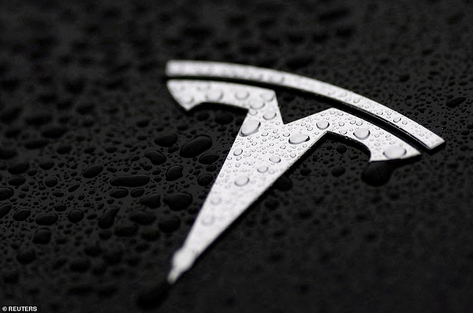 وقالت تسلا إنه إذا تم عكس الحكم عند الاستئناف ، فإن Musk سوف يتخلى عن الحزمة البالغة 22 مليار جنيه إسترليني. ارتفعت أسهمها 2.2 في المائة.
