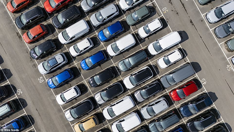 من المتوقع أن تحتفظ EVs بحصة السوق على مدار العام بأكمله 23.8 في المائة - أكثر من 4 نقاط مئوية أقل من متطلبات تفويض ZEV. وقال سو روبنسون ، كبير التنفيذيين في جمعية الوكلاء الوطنية ، التي تمثل المئات من صالات العرض صعودًا وهبوطًا في المملكة المتحدة: 