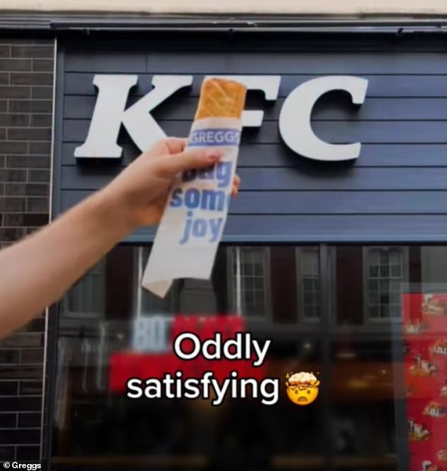نشرت Greggs مقطع فيديو على وسائل التواصل الاجتماعي هذا الصباح من أحد لفات النقانق الشهيرة التي تم وضعها أمام علامة مطعم KFC