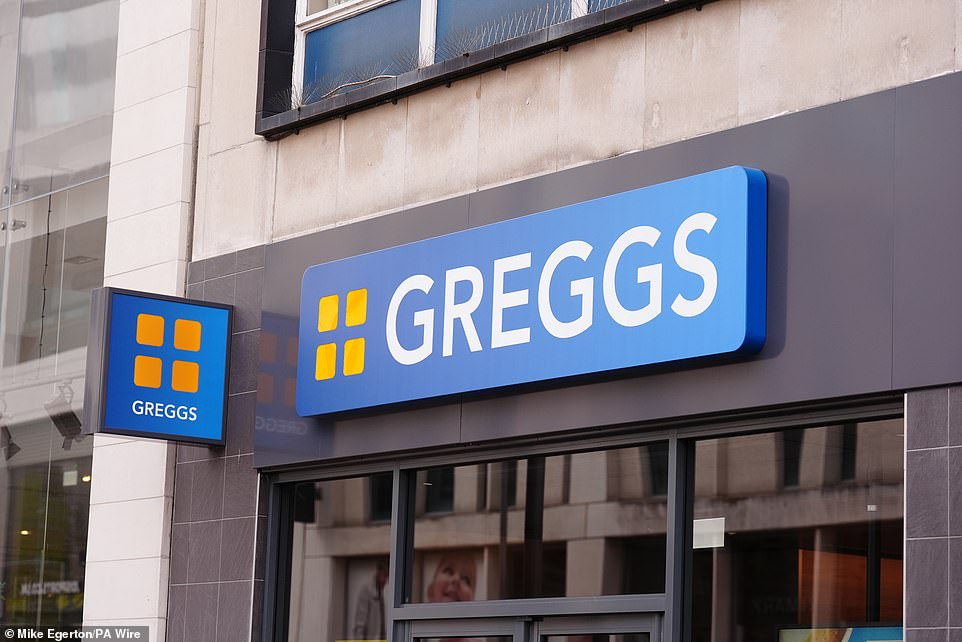 ويأتي إعلان التعاون بعد أن أزعجت Greggs و KFC أنهما سيعملون معًا في سلسلة من منشورات وسائل التواصل الاجتماعي هذا الصباح. نشرت سلسلة المخابز الشهيرة مقطع فيديو على وسائل التواصل الاجتماعي لأحد لفات النقانق الشهيرة التي تم تعليقها أمام علامة مطعم KFC. قام Greggs بتعليق المنشور