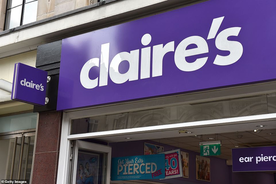 ذكرت Sky News اليوم أن المستشارين للشركة الأم الأمريكية Claire's Inc تستكشف إمكانية تفريغ متاجرها في المملكة المتحدة ، لكنها لم تجد مشترًا بعد. كما ذكرت أن مالك Lakeland Hilco كان من بين الخاطبين الذين يعتبرون صفقة استحواذ لعمليات كلير في المملكة المتحدة. يمكن أن تضيع ما يصل إلى ثلث متاجر السلسلة في بريطانيا في الجهود المبذولة لإنقاذ جزء من السلسلة.