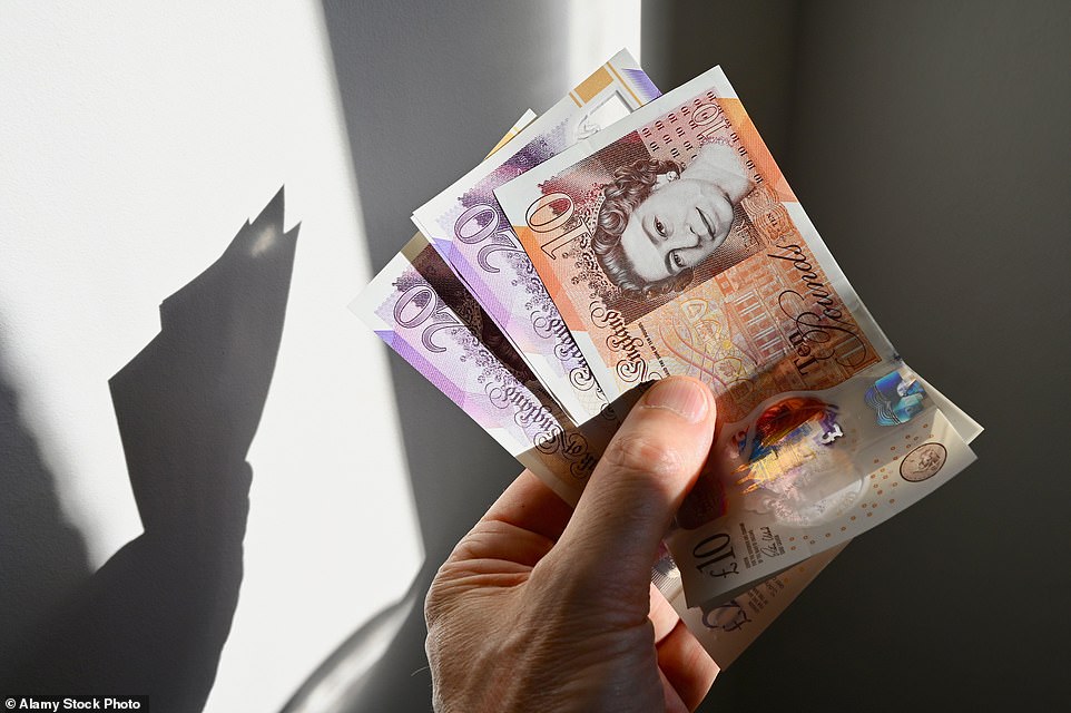 وسيقوم واحد من كل ثمانية دافعي ضرائب بنسبة عالية بتسليم بعض اهتمامات مدخراتهم بـ HMRC ¿قفزة من 1 في 25 كانت قبل أربع سنوات. علاوة على ذلك ، فإن 45 في المائة من جميع دافعي الضرائب الإضافي الذين يدفعون ضريبة على مدخراتهم فائدةهم لأن أسعار الفائدة قد ارتفعت وأن بدل الادخار الشخصي (PSA) ظل متجمدًا لأكثر من تسع سنوات. جميع المدخرات لديهم بدل الادخار الشخصي ، مما يعني أنهم يمكن أن يكسبوا 1000 جنيه إسترليني أو 500 جنيه إسترليني من ضريبة الفوائد ، لدافعي الضرائب الأساسيين والارتفاع ، على التوالي.