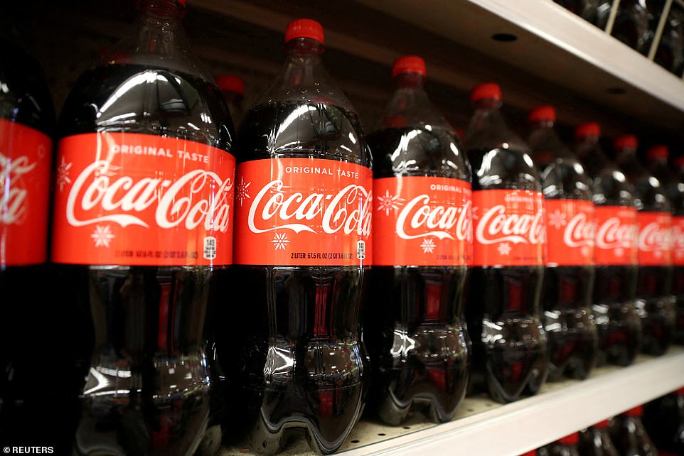 قامت Coca-Cola HBC و Coca-Cola Europacific Partners ، التي تقوم بزجاجة Coca-Cola وغيرها من المشروبات في مناطق مختلفة ، برفع الأسعار لدرع الهوامش من ارتفاع التكاليف وانخفاض الإنفاق.