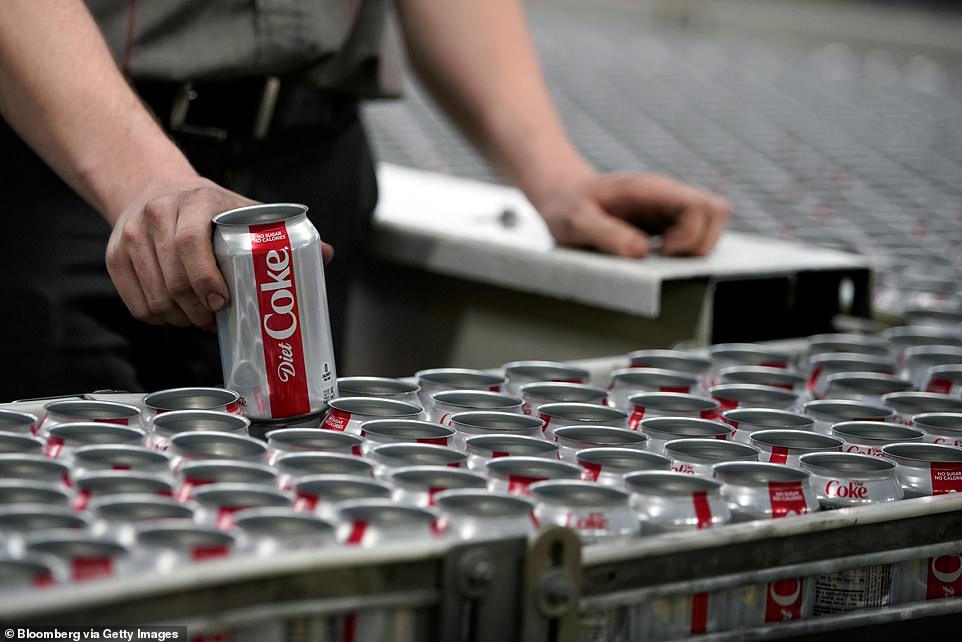 في هذه الأثناء ، قامت Coca-Cola Europacific Partners ، التي تعمل في 31 دولة في أوروبا الغربية وأستراليا وآسيا والمحيط الهادئ وجنوب شرق آسيا ، بتوجيه المستثمرين إلى توقع نمو الإيرادات من 3 إلى 4 في المائة ، بانخفاض عن توقعات سابقة تبلغ حوالي 4 في المائة.