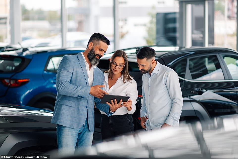 إذا اشتريت سيارة على التمويل في تلك السنوات الـ 14 ، فمن المحتمل أن تدفع أكثر مما يجب عليك. شراء سيارة بشكل مباشر عمل بالنسبة لنا. قد لا يكون الأمر بالنسبة لك ، ولكن عبرت الأصابع سنحصل عليها لمدة 10 سنوات أخرى ، مع مالك دقيق واحد - ولا تكتيكات العمولة السفلية المظللة التي تتربص تحت غطاء محرك السيارة.