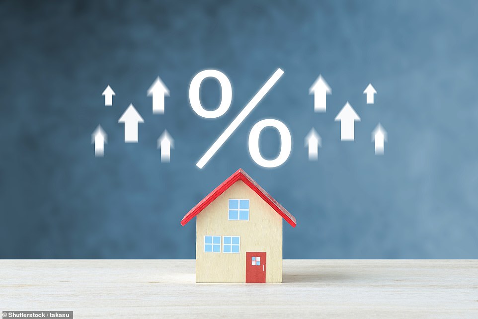 تواصل أيرلندا الشمالية رؤية ارتفاع أسعار المنازل في أسرع ، وارتفعت الأسعار بنسبة 9.3 في المائة خلال العام الماضي وفقًا لهاليفاكس. يكلف المنزل النموذجي الآن 214،832 جنيهًا إسترلينيًا. شهدت اسكتلندا أن الأسعار ترتفع بنسبة 4.7 في المائة إلى 215238 جنيهًا إسترلينيًا ، بينما شهدت ويلز ارتفاعًا بنسبة 2.7 في المائة إلى 227،928 جنيهًا إسترلينيًا. أبلغت North West and Yorkshire و Humber عن أعلى معدل لتضخم أسعار العقارات بين المناطق الإنجليزية ، بزيادة 4 في المائة خلال العام الماضي إلى 242،293 جنيهًا إسترلينيًا و 215،532 جنيهًا إسترلينيًا على التوالي. استمرت لندن والجنوب الشرقي في التخلف ، حيث سجلت نمواً بنسبة 0.5 في المائة على مدار العام ، لكن الجنوب الغربي شهد نمواً أقل بنسبة 0.2 في المائة.