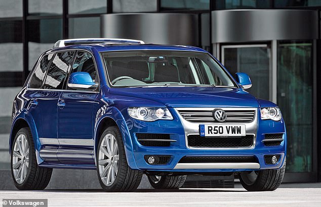 إذا لم تتمكن من تحمل تكاليف بورش كايين توربو في عام 2007 ، فإن Touareg R50 كان بديلاً رائعًا. مدعومًا بمحرك ديزل V10 سعة 5.0 لتر يضع 345 حصانًا في الساعة ، كان أحد سيارات الدفع الرباعي السوبر الأصلية