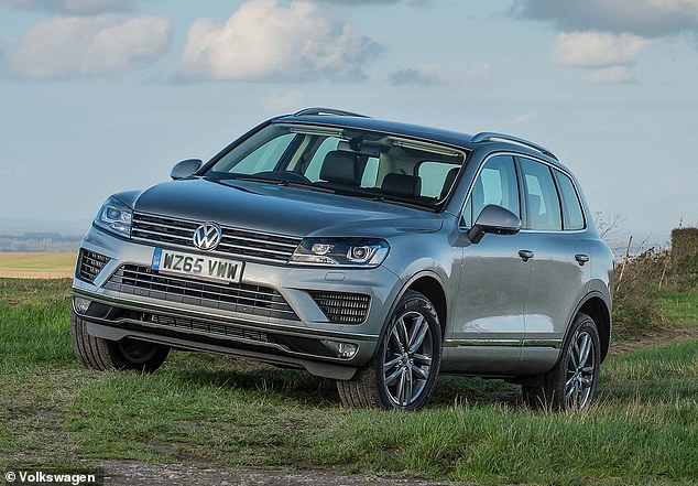 بحلول الوقت الذي ظهر فيه الجيل الثاني من Touareg في عام 2010 ، تم ازدحام قطاع سيارات الدفع الرباعي الممتاز. ظلت X5 من BMW منافسة شديدة ، في حين زادت مرسيدس وأودي أيضًا عروضها