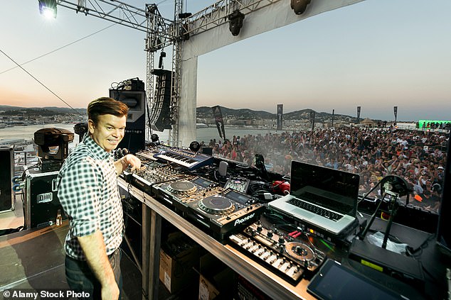Double Decker: DJ Paul Oakenfold يحتفظ بحشد من الآلاف يرقصون في Ibiza في عام 2012