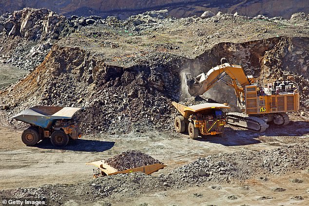 شاحنات ضخمة تفريغ مواد في منجم ذهبي مفتوح في أستراليا الغربية