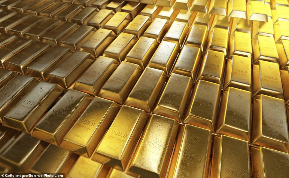 سيخضع هذا لمبلغ إضافي بقيمة 18 مليار جنيه إسترليني في إطار معدل تعريفة سويسرا بنسبة 39 في المائة ، والذي دخل حيز التنفيذ يوم الخميس. التقى المسؤولون السويسريون هذا الأسبوع بنظرائنا في محاولة غير ناجحة لإلغاء زيادة التعريفة الجمركية.