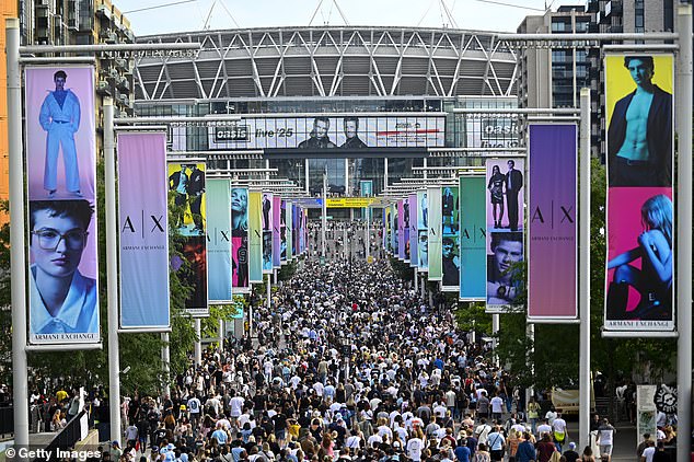 حضر مئات الآلاف من الأشخاص بالفعل خمسة عروض بيع في ملعب Wembley في لندن (في الصورة من المعجبين في 25 يوليو في قائمة الانتظار للوصول إلى Gig في Wembley)