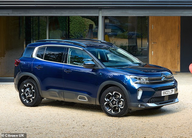 أطلقت Citroen مؤخرًا نسخة جديدة من C5 Aircross Crossover. ومع ذلك ، يقول Stellantis إنها والسيارة من الجيل السابق (في الصورة) التي تم إنتاجها من عام 2023 تتأثر كلاهما بتذكر السلامة من الحرائق
