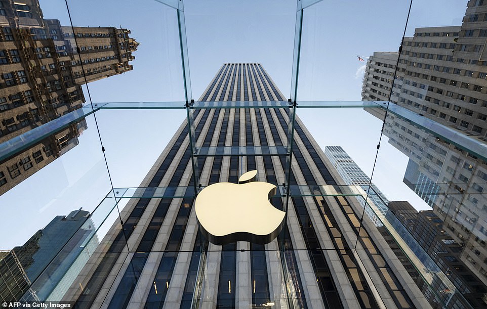 قضى الاتحاد الأوروبي بأن Apple منعت مطوري التطبيقات من توجيه المستهلكين خارج منصته الخاصة.