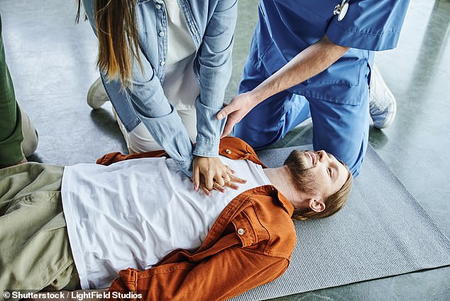لقد وجدت الأبحاث أن معدلات البقاء على قيد الحياة يمكن أن تصل إلى 70 في المائة إذا تم إعطاء CPR ويستخدم مزيل الرجفان في غضون ثلاث إلى خمس دقائق من الانهيار (ألبوم الصور)