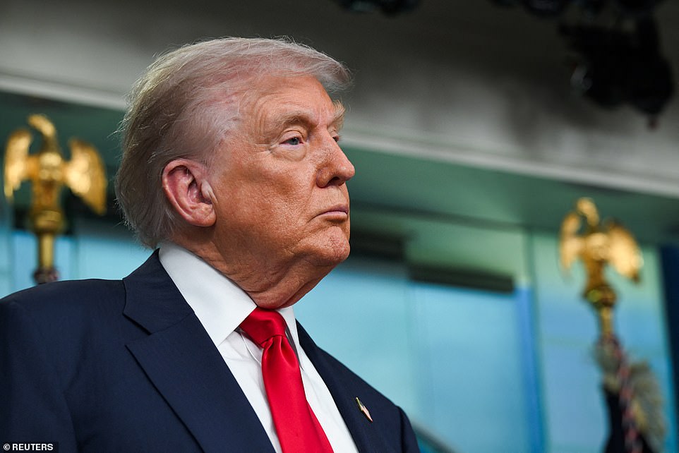يتبع عدد كبير من البيانات القاتمة التي أظهرت أن اقتصاد المملكة المتحدة تقلص للشهر الثاني على التوالي في مايو ، وتصدر التضخم ارتفاعًا 17 شهرًا عند 3.6 في المائة في يونيو. كانت درجة ثقة المستثمر البالغة 74 في أغسطس هي الأدنى منذ أبريل في أعقاب تهديدات التعريفة