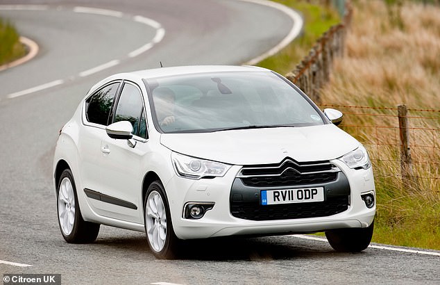 كما قيل لمالكي جميع Citroen DS4s المصنعة بين عامي 2010 و 2011 لركن سياراتهم إلى أجل غير مسمى حتى يمكن استبدال الأكياس الهوائية