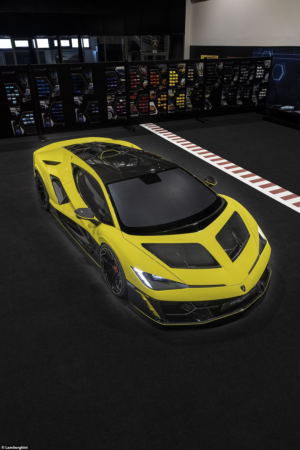 يتم دعمها من قبل نفس منصة البنزين الهجري كـ REVUELTO Supercar الرائد للشركة - ولكن تم تصل إلى أحد عشر لاتخاذ المظهر والأداء في طبقة سروفيري مختلفة
