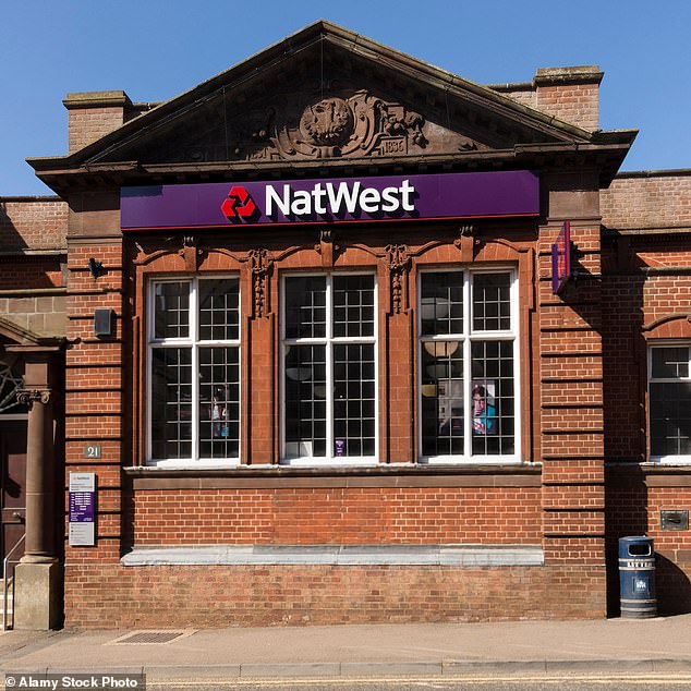 تسعير أسهم NatWest حاليًا بمبلغ 5.44 جنيهًا إسترلينيًا. الأسهم ينتج عنه 5.5 في المائة ، وإذا سارت الأمور على ما يرام ، فيجب أن تستمر في تقديم دخل لائق للمستثمرين