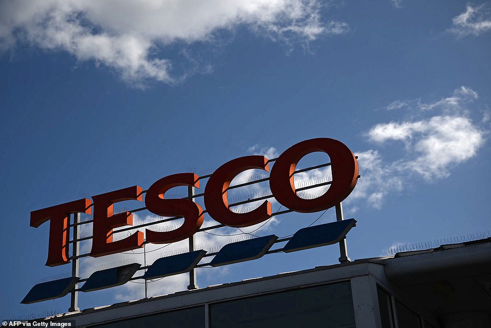 تمتعت Tesco بأكبر ربح شهري للأسهم منذ ديسمبر 2024 حيث ارتفع عقده للسوق بنسبة 0.8 نقطة مئوية إلى 28.4 في المائة. كان هذا مدفوعًا بنمو المبيعات بنسبة 7.4 في المائة مقارنة بالعام الماضي. نما إنفاق المتسوقين في سينسبري بنسبة 5.2 في المائة في العام الماضي ، حيث وصل جزءه من السوق إلى 15 في المائة.