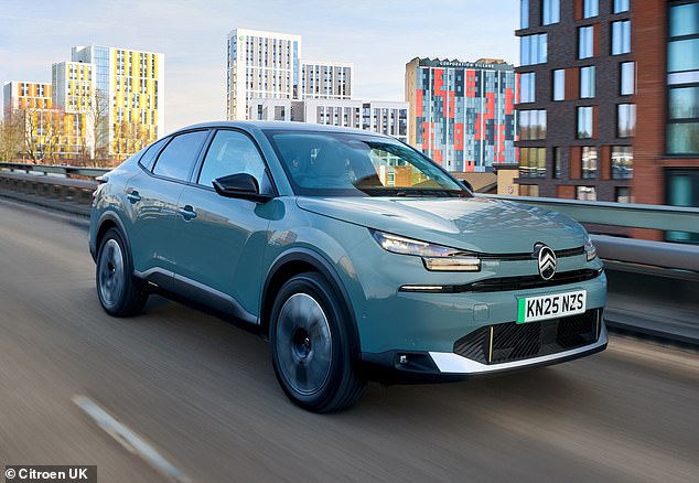 كانت Citroen أول شركة تصنيع تحتوي على نماذج مؤكدة لـ ECG مع أربعة نماذج تصنع مستوى منحة 1500 جنيه إسترليني ، بما في ذلك E-C4 X (في الصورة)