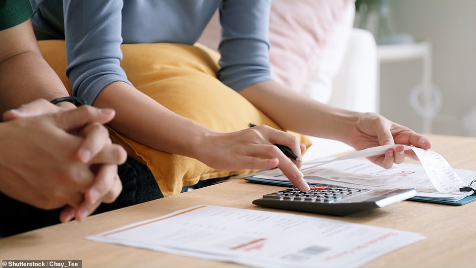 سيضيف ذلك إلى تكلفة ضغوط المعيشة على الأسر بالإضافة إلى جعل من الصعب على البنك خفض الأسعار. أظهرت الأرقام الرسمية الحديثة أن النمو الاقتصادي يتباطأ بشكل حاد وتجمع الديون بينما ارتفعت البطالة بأكثر من 200000 منذ وصول العمالة إلى السلطة.