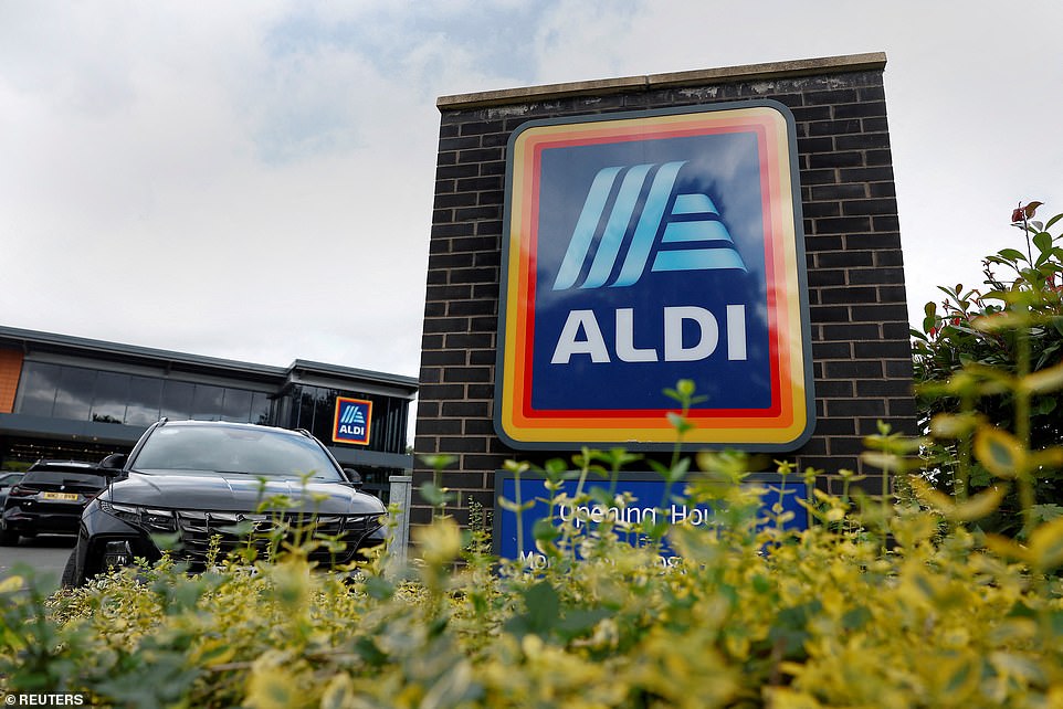 كانت المبيعات في ALDI أعلى بنسبة 4.8 في المائة ، مما منحها حصة 10.8 في المائة من السوق. تبلغ حصة Asda و Morrisons من السوق الآن 11.8 في المائة و 8.4 في المائة على التوالي. نما الإنفاق في Waitrose بنسبة 4.8 في المائة على مدار 12 أسبوعًا ، حيث بلغت حصتها في السوق 4.4 في المائة. مع ارتفاع مبيعاتها بنسبة 3.4 في المائة ، ظل عقد أيسلندا للسوق بنسبة 2.3 في المائة. وأضافت النتائج أن Co-op لديها حصة 5.4 في المائة من مبيعات المنزل.