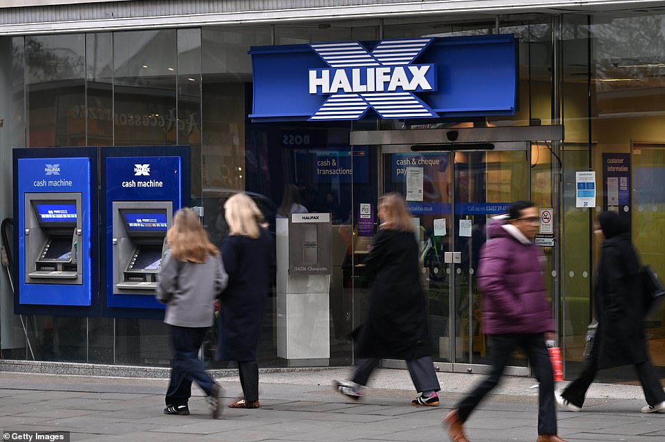 جاءت هذه الخطوة بعد أسابيع من هزت شركة التمويل أعمالها للسماح لعملاء Lloyds و Halifax و Bank of Scotland باستخدام المتاجر عبر أي من علاماتها التجارية.