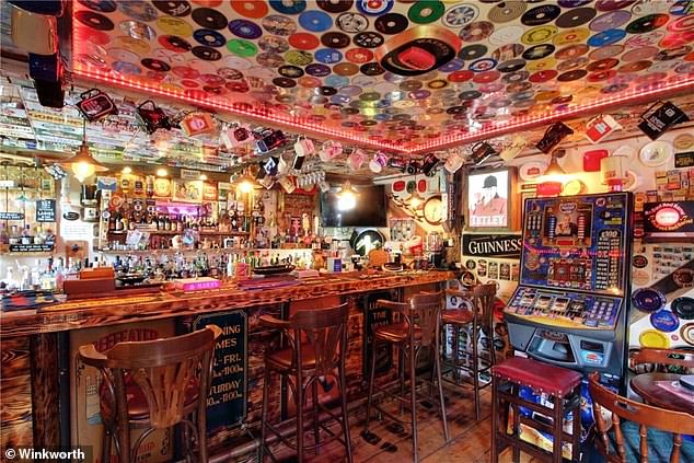 Memorabilia Man: أنفق Karl Lake ما يزيد عن 15000 جنيه إسترليني على تذكارات الحانة لحانة له