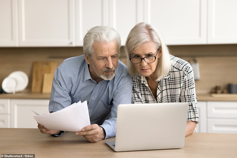 وفقًا لـ Charity Age UK ، فإن 14 في المائة فقط من الذين تتراوح أعمارهم بين 85 عامًا وفوق البنك عبر الإنترنت ،-بنسبة 58 في المائة يعتمدون على الخدمات المصرفية وجهاً لوجه. أثارت الموجة المستمرة من عمليات إغلاق الفروع مخاوف من أن كبار السن والمعزولين يخاطرون بالضرب بقوة.