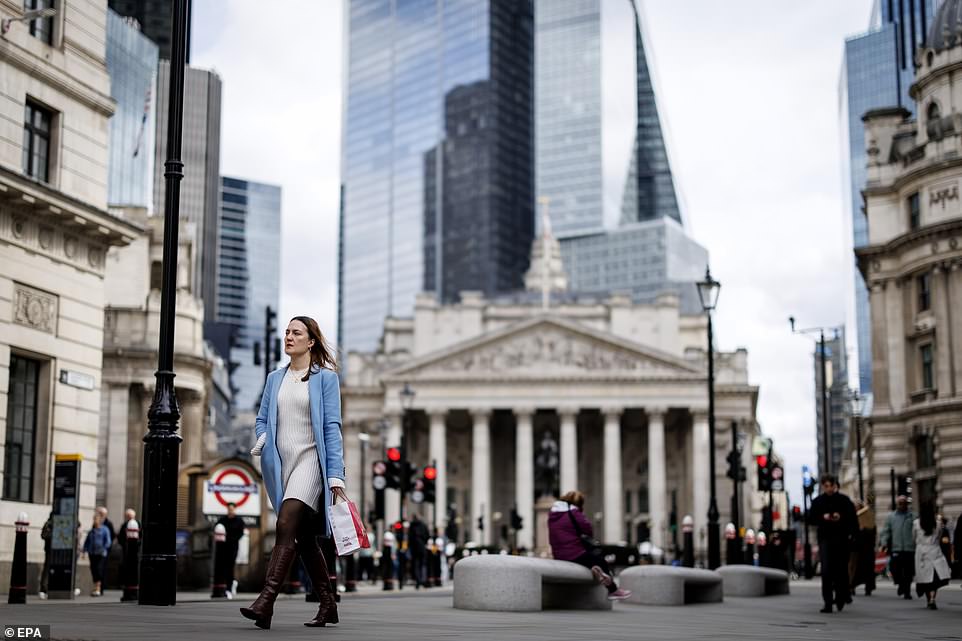 وارتفعت FTSE 250 MID-CAP بنسبة 0.4 في المائة ، مما أدى إلى خسارة لمدة ثلاثة أيام. في أوروبا ، ارتفع CAC 40 في باريس بنسبة 1.2 في المائة ، بينما أغلقت DAX 40 في ألمانيا 0.5 في المائة. وفي الوقت نفسه ، تراجعت أسعار النفط على توقعات المستثمر بأن اتفاق السلام من المحتمل أن تؤدي إلى تخفيف العقوبات على روسيا.