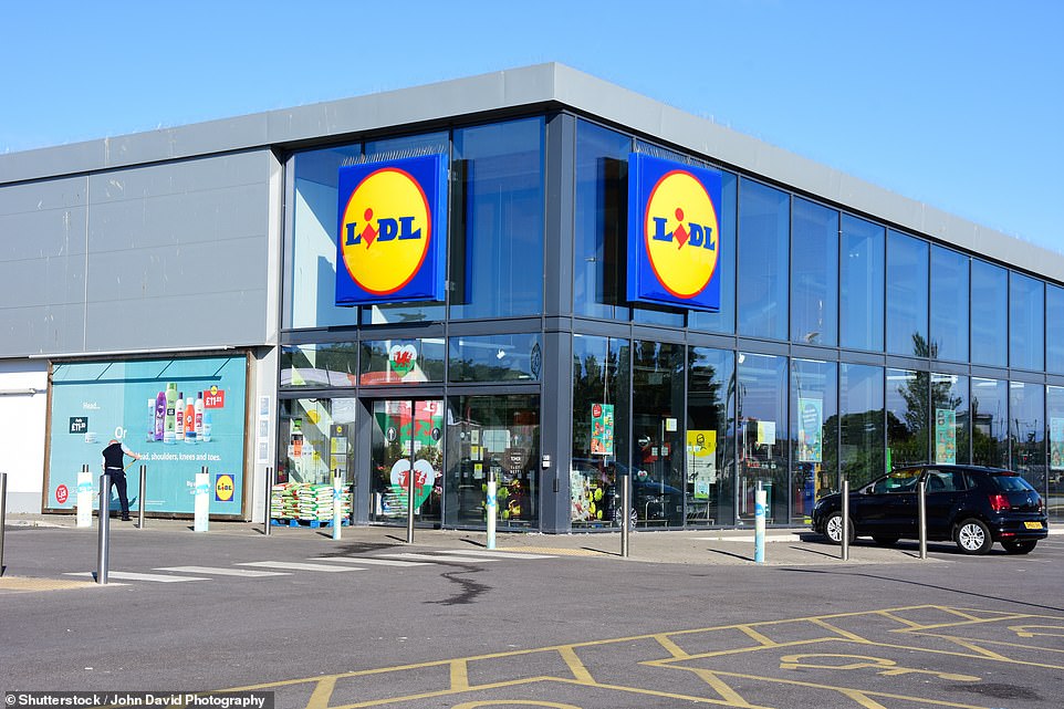 وقال المحللون إنهم واثقون من أن Lidl سيتغلب على موريسون في الأسابيع المقبلة أثناء ضغوطها مع مجموعة من المتاجر الجديدة. وقال كلايف بلاك ، محلل البيع بالتجزئة في شور كابيتال: 
