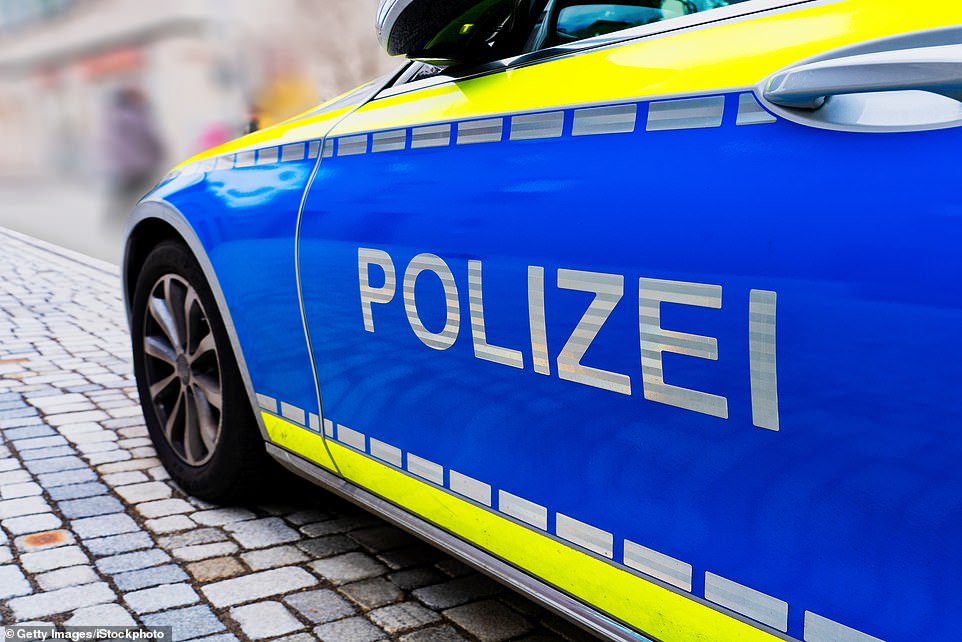 في وقت سابق من هذا الشهر ، كشفت الشرطة الألمانية أنه تم القبض على سائق سريع يسافر على Autobahn عند 200 ميل في الساعة - أكثر من 124 ميلاً في الساعة عن الحد الأقصى. تم نقل سائق السيارات ، الذي لم يتم نشر هويته ، خلال فحص روتيني على الطريق السريع A2 بالقرب من بورغ ، غرب برلين ، في 28 يوليو. وقالت الشرطة في ماجدبورغ إن السائق قد أصيب بغرامة قدرها 900 يورو (784 جنيهًا إسترلينيًا) ، وسلمت حظر قيادة لمدة ثلاثة أشهر ، وكان له نقطتان من ترخيصهما. تم التعرف على السيارة وهي تسافر في 