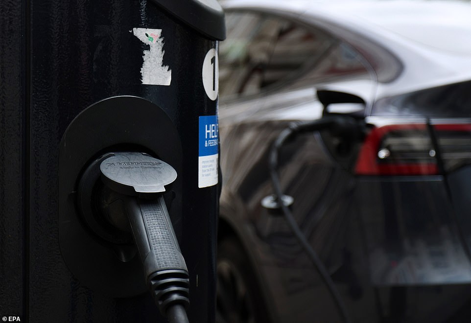 إن مقارنة هذا بمتوسط ​​أسعار السيارات المستخدمة لا يظهر فقط الحجم الأصغر بكثير لسوق EV المستعملة ولكن أيضًا أقل تقلبًا من الأسعار الناتج عن الأسهم والطلب على السائقين والإعلانات الحكومية والمناخ الاقتصادي. كان لدى تجار التجزئة 29 في المائة من نماذج البنزين المستعملة في صالات العرض والمساءلة في يوليو 2025 (484،348) مقابل الشهر نفسه قبل عامين (376،517) ، والتي ترجمت إلى مزيد من المبيعات. قام التجار بتحويل 40 في المائة من السيارات ، مع تحرك تجار التجزئة على 193،637 أمثلة للبنزين خلال الشهر السابع من هذا العام ، مقارنة بـ 138،782 فقط في يوليو 2023. ومع ذلك ، ظلت أسعار سيارات البنزين أكثر استقرارًا ، حيث انخفضت بنسبة أقل من 5 في المائة (من 16165 جنيهًا إسترلينيًا 15،386 جنيهًا إسترلينيًا) على الرغم من الزيادة في الاختيار.