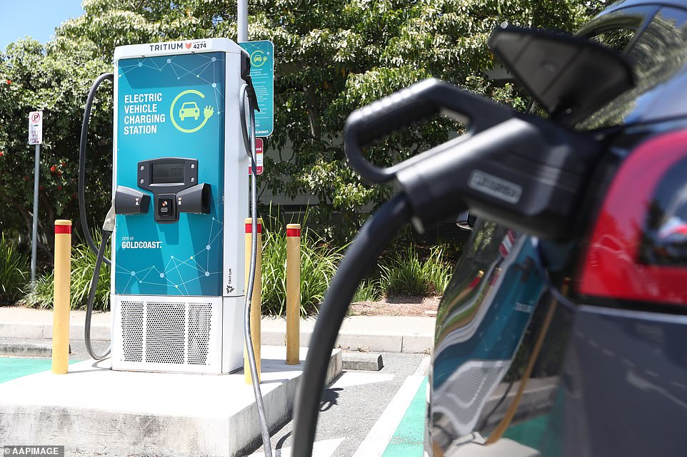 على هذا النحو ، فإن EV البالغة من العمر عامين تفقد الآن أكثر من نصف قيمتها الأصلية ، في حين يحتفظ متوسط ​​النموذج بالبنزين والديزل والهجينة حوالي ثلاثة أرباع سعر الشراء الأول. كان تأجيج هذا الانخفاض الدراماتيكي في القيم المتبقية هو قرار حكومة حزب العمال الأخير بفرض ضرائب على EVs لأول مرة في أبريل ، وفيضان من إعلانات صانعي السيارات بأنهم يؤخرون نماذج كهربائية جديدة ويخططون للالتحاق بالكهرباء بالكامل وسط مبيعات أبطأ من EVs الجديدة.