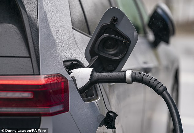 يكشف تحليل منفصل من قبل Cox Automotive أن EVs تشهد انخفاضًا أكبر في الأهمية. في يوليو 2025 ، كان متوسط EV البالغ من العمر عامين يحتفظون بنسبة 46 ٪ فقط من سعر قائمتها