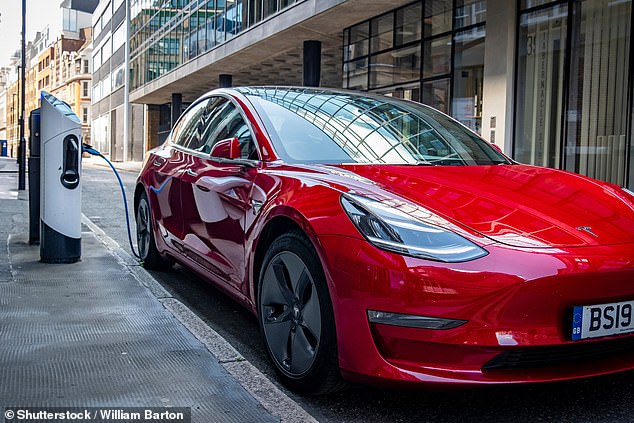يتم تشغيل ارتفاع مبيعات EV المستخدمة من خلال خلل متزايد بين مستويات الأسهم المتوسطة باستمرار والطلب العام المحدود ، الأمر الذي شهد انخفاضًا كبيرًا