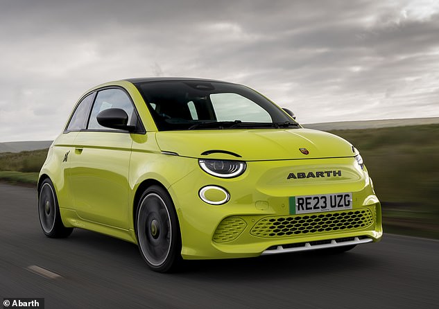 لا يزال بإمكانك الحصول على Fiat 500 حتى لو كنت ترغب في الذهاب كهربائيًا: Abarth 500e هو فتحة حارة صغيرة لافتة للنظر وهي أقل من 30 ألف جنيه إسترليني