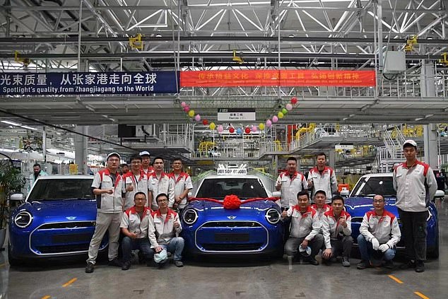 حتى من المقرر أن يفوت Mini Electric 27000 جنيه إسترليني خصومات الحكومة المقدمة عبر منحة السيارات الكهربائية التي تم إطلاقها الشهر الماضي. هذا لأن إصدار EV من الرمز البريطاني يتم إنتاجه حاليًا في الصين كجزء من صفقة مع Great Wall Motor