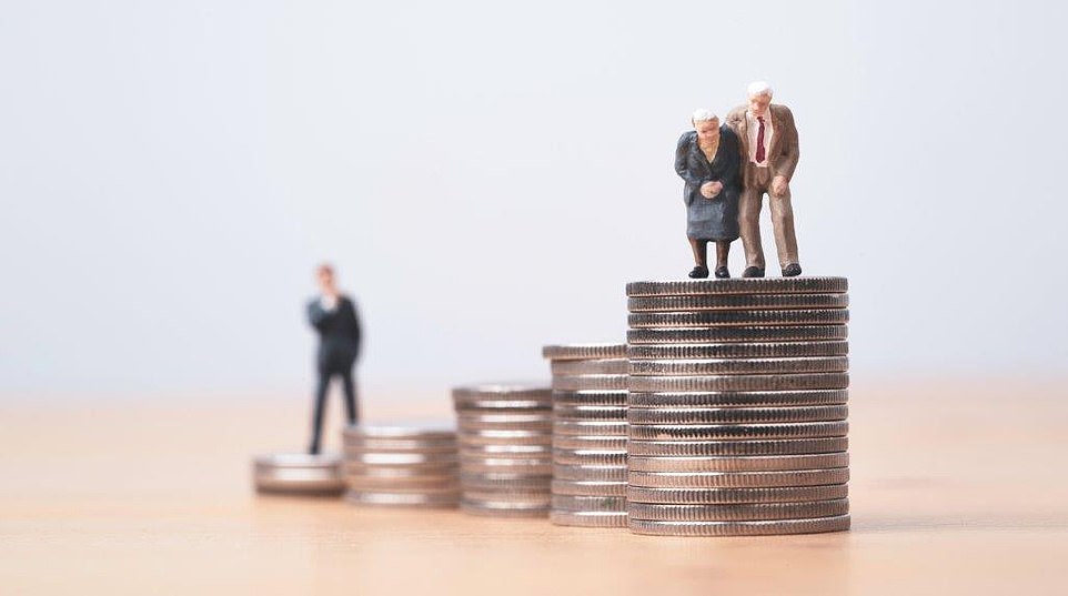 في كل عام ، يرتفع معاش الدولة بأعلى التضخم ، أو نمو الأرباح أو 2.5 في المائة تحت آلية تُعرف باسم القفل الثلاثي. سيستند الارتفاع في أبريل 2026 إلى رقم التضخم السنوي في سبتمبر أو نمو الأرباح السنوي من مايو إلى يوليو. لم يتم إصدار أي من الرقم ، لكن متوسط ​​نمو الأرباح بما في ذلك المكافآت هو حاليًا بنسبة 4.6 في المائة (من أبريل إلى يونيو) ، حيث تجاوز التضخم الذي ارتفع إلى 3.8 في المائة ، حسبما أظهرت أحدث البيانات يوم الأربعاء.