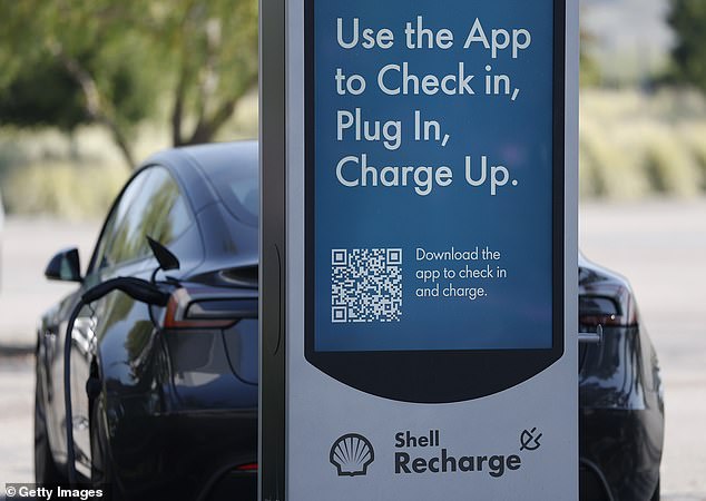 يقول أصحاب السيارات الكهربائية إنهم مجبرون على انتظار شواحن لأن السائقين من غير EV يقفون في شحن الخلجان