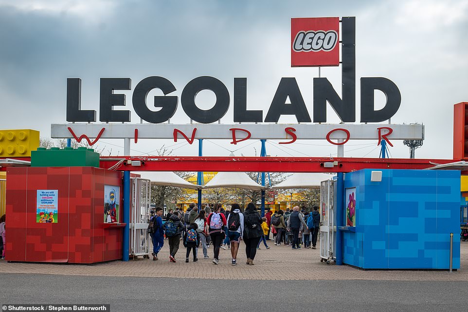 في محاولة لتعزيز المبيعات ، كشفت LEGO عن مجموعات جديدة أكثر من أي وقت مضى ، وقد استثمرت بكثافة في مواقع جديدة على مستوى العالم. ارتفع ربح المجموعة التشغيلي بنسبة 10 في المائة إلى 1.04 مليار جنيه إسترليني ، تمشيا مع مستويات النمو التي شوهدت العام الماضي.
