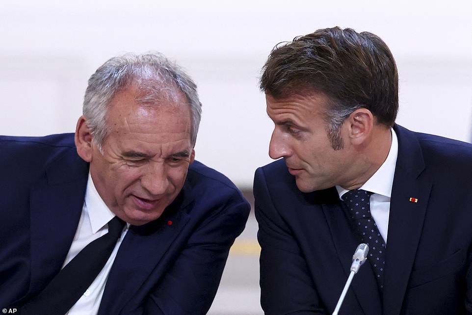 تهدف الخطة المالية لـ Bayrou إلى خفض العجز العام الفرنسي من 5 في المائة متوقعة في 2025 إلى 2.8 في المائة بحلول عام 2029 ، مع 43.8 مليار يورو من المدخرات المحددة في عام 2026. ستشهد تخفيضًا في توظيف القطاع العام. وتقول الحكومة الفرنسية إن الخطة ستشهد حساب الديون 117.2 في المائة من الناتج المحلي الإجمالي في عام 2029 ، مقارنة 125.3 في المائة إذا لم يتم إجراء أي تغييرات.