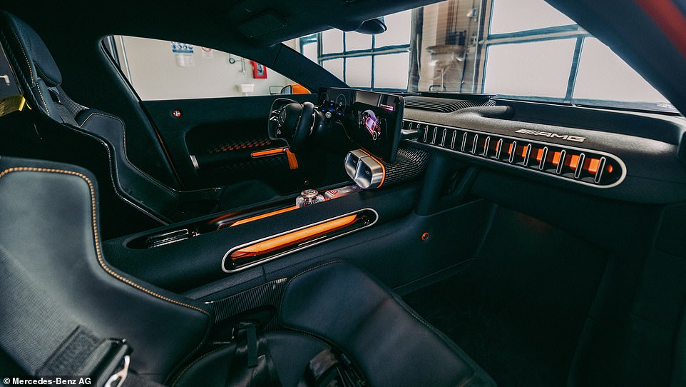 في الواقع ، يمكن لمفهوم AMG GT XX إضافة حوالي 250 ميلًا في جلسة شحن مدتها خمس دقائق فقط. وتعليقًا على هذا الإنجاز ، قال مايكل شيبي ، رئيس مجلس إدارة مرسيدس - AMG GMBH: 