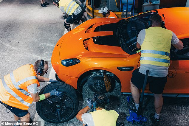 بما في ذلك المهندسين وطاقم لوجستي كامل ، تمت صياغة حوالي 100 موظف من مقر مرسيدس AMG في ألمانيا في اختبار التحمل لمدة ثمانية أيام