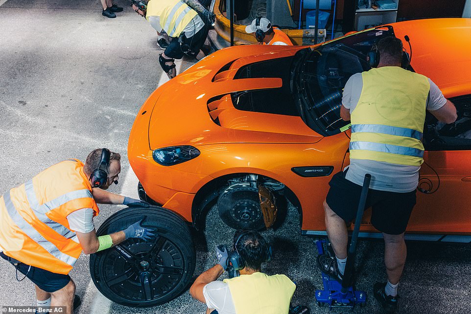 ولم يكونوا فقط أي توم وديك وهاري. بدلاً من ذلك ، تم سحبهم من برنامج GT3 Motorsport من Mercedes -AMG - وأيضًا بما في ذلك نجمة F1 البريطانية جورج راسل. باستخدام خمسة سائقين لكل فترة ثماني ساعات ، تم تقسيم مجموعة الطيارين عبر دوران ثلاثي التحول لضمان قيادة EVs بشكل مستمر مع الحد الأدنى من التوقفات.