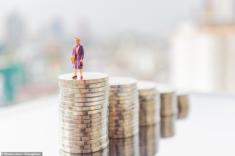 يمكن للأزواج الذين يتخذون مقاربة مشتركة لتوفير المعاشات التقاعدية أن ينتهي بهم المطاف بشكل أفضل بكثير في التقاعد ، على الرغم من وجود بعض العقبات - خاصة فيما يتعلق بالضرائب. اقرأ دليلنا للاستفادة الكاملة من المعاشات التقاعدية كزوجين ، للحصول على جميع الامتيازات المتاحة وتجنب المزالق. تقدم هيلين موريسي من Hargreaves Lansdown أيضًا النصائح التالية. - يوفر المزيد من الناس الآن معاشًا تقاعديًا ، لكن من المهم الانخراط والحصول على أقصى استفادة منه.