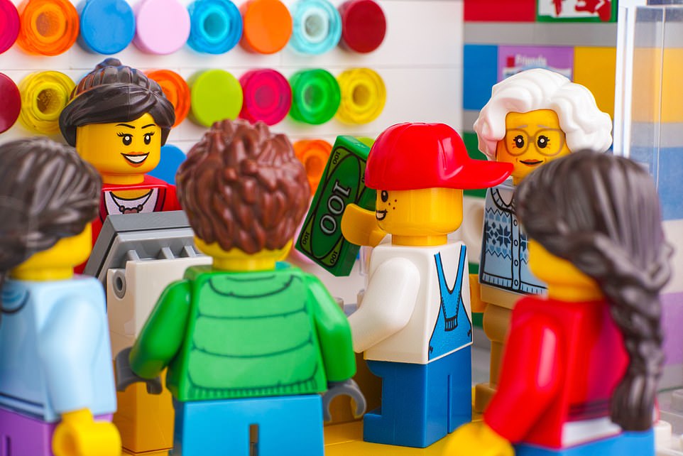 وقال نيلز كريستيانسن ، الرئيس التنفيذي لشركة LEGO: