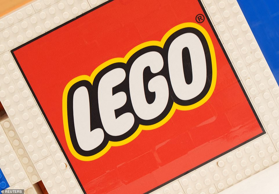 تستثمر LEGO أيضًا أكثر من 1.1 مليار جنيه إسترليني في بناء مركز توزيع في المصنع والإقليمي في فرجينيا ، الولايات المتحدة ، والتي من المقرر افتتاحها في عام 2027 ، بعد أن فتحت أيضًا مكتبًا رئيسيًا جديدًا للأمريكتين في بوسطن. توسعت بصمة متجر المجموعة في هذه الفترة ، حيث تم افتتاح 24 موقعًا آخر ، بما في ذلك واحد في نيودلهي ، في الأشهر الستة الأولى من عام 2025 ، حيث وصل مجموعها العالمي إلى 1079 في 54 سوقًا.
