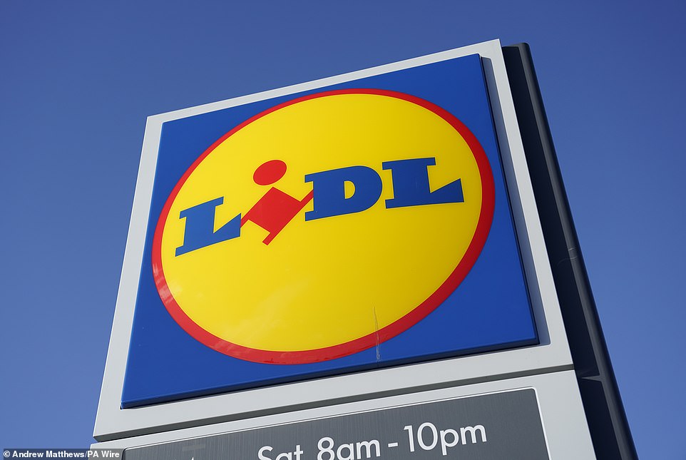 شهد كل من Lidl و Aldi حصته في السوق يرتفعان خلال أزمة تكلفة المعيشة بعد أن تحول المتسوقين من العلامات التجارية الأكثر رسوخًا لخفض سعر متجرهم الأسبوعي. يحاول كلاهما باستمرار توظيف موظفين حيث يواصلان فتح المتاجر في جميع أنحاء المملكة المتحدة ، حيث يوجد لدى LIDL حاليًا حوالي 980 متجرًا مقارنة بـ ALDI's 1500. كما يأتي بعد مجموعة المستهلك أي؟ تم الكشف في 5 أغسطس أن Lidl قد فاز على Aldi على لقب أرخص سوبر ماركت لهذا الشهر ، مما يطردها من المركز الأول الذي احتلته منذ ما يقرب من عامين.
